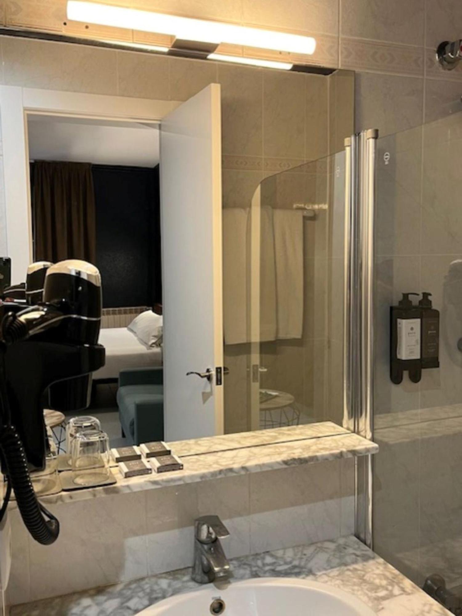 Hostal Iznajar Barcelona — Photos 3